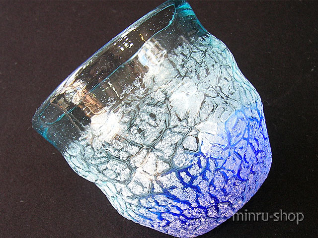 アイスカット技法に粉ガラスを被せた琉球ガラスのグラス