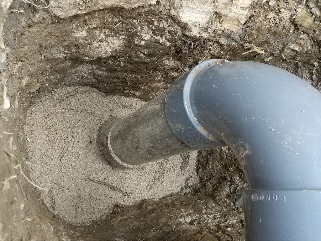 さらに深堀りして排水管を埋め戻す